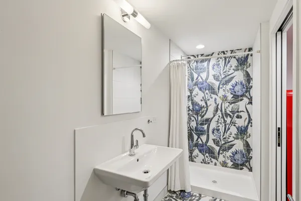 $13,500 | 1319 North Sandburg Terrace, Chicago, IL 60610