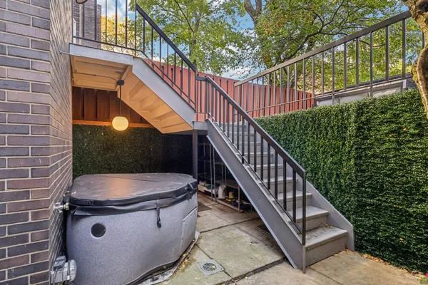 $13,500 | 1319 North Sandburg Terrace, Chicago, IL 60610