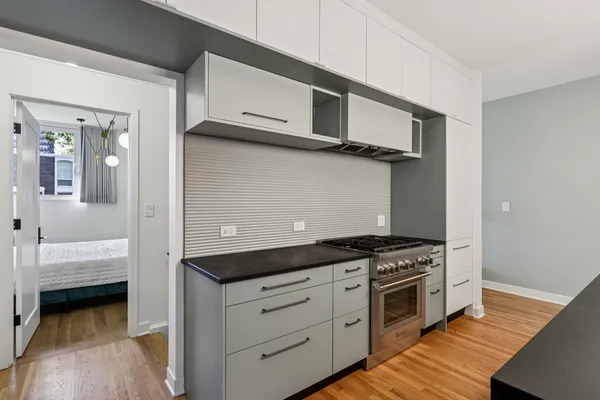 $13,500 | 1319 North Sandburg Terrace, Chicago, IL 60610