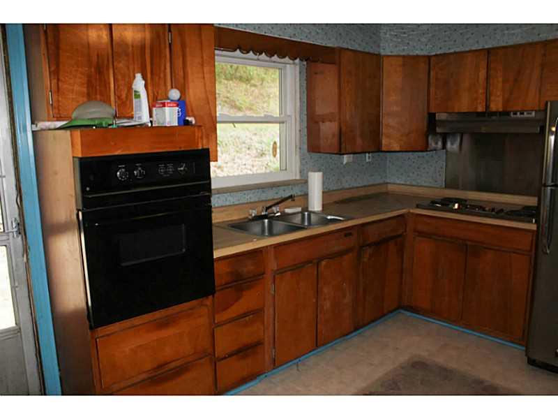 407 Baldwin Road Carnegie, PA 15106 - Photo 11 of 24 Kitchen.