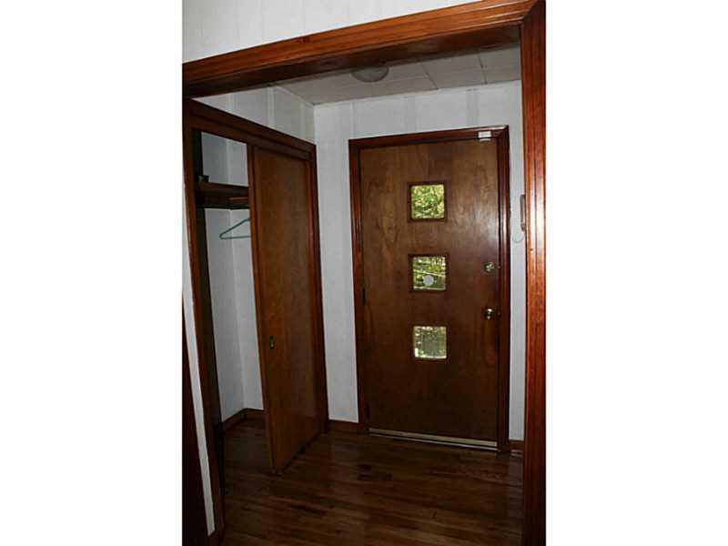 407 Baldwin Road Carnegie, PA 15106 - Photo 4 of 24 Entry/Foyer.