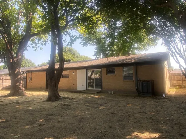 $1,695 | 4927 Eastgate Circle, Dallas, TX 75216