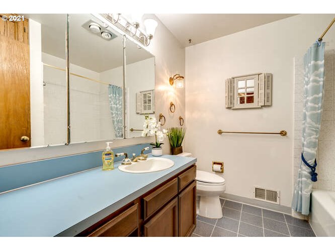7826 Southwest Ruby Terrace Portland, OR 97219 - Photo 15 of 29