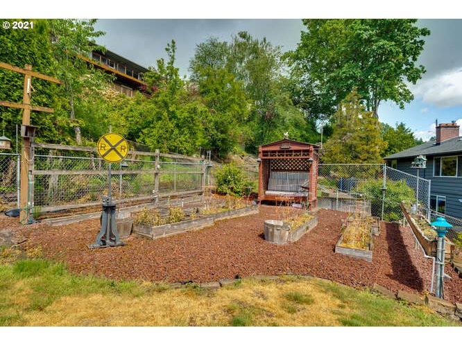 7826 Southwest Ruby Terrace Portland, OR 97219 - Photo 21 of 29