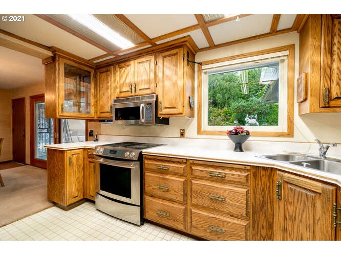 7826 Southwest Ruby Terrace Portland, OR 97219 - Photo 9 of 29
