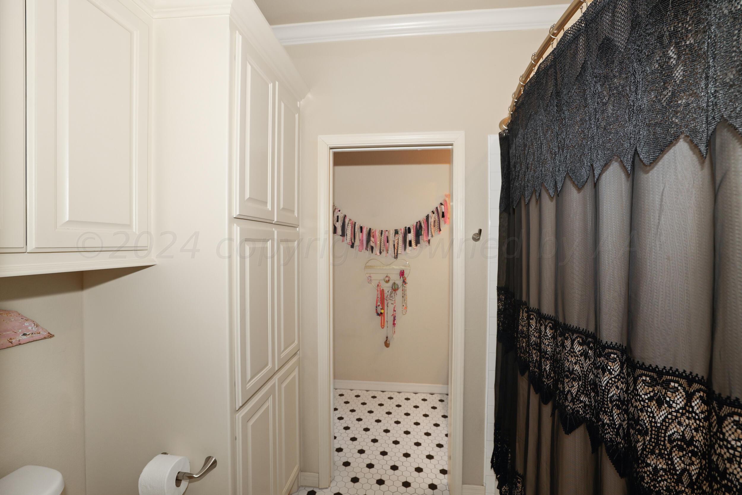 25301 Autumn Ridge Drive Canyon, TX 79015 - Photo 25 of 56 Jack N Jill Bath