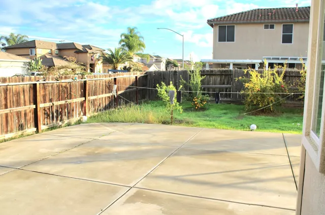 a view of a house with a backyard