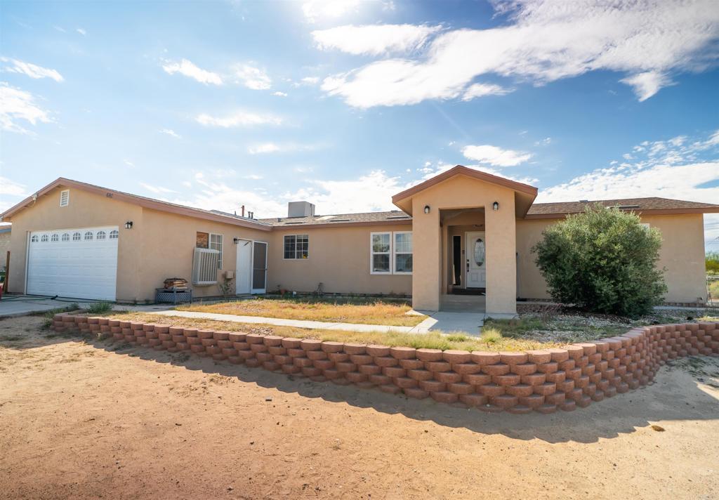 4740 Flying H Road Twentynine Palms, CA 92277 - Photo 2 of 19 a front view of a house with a yard