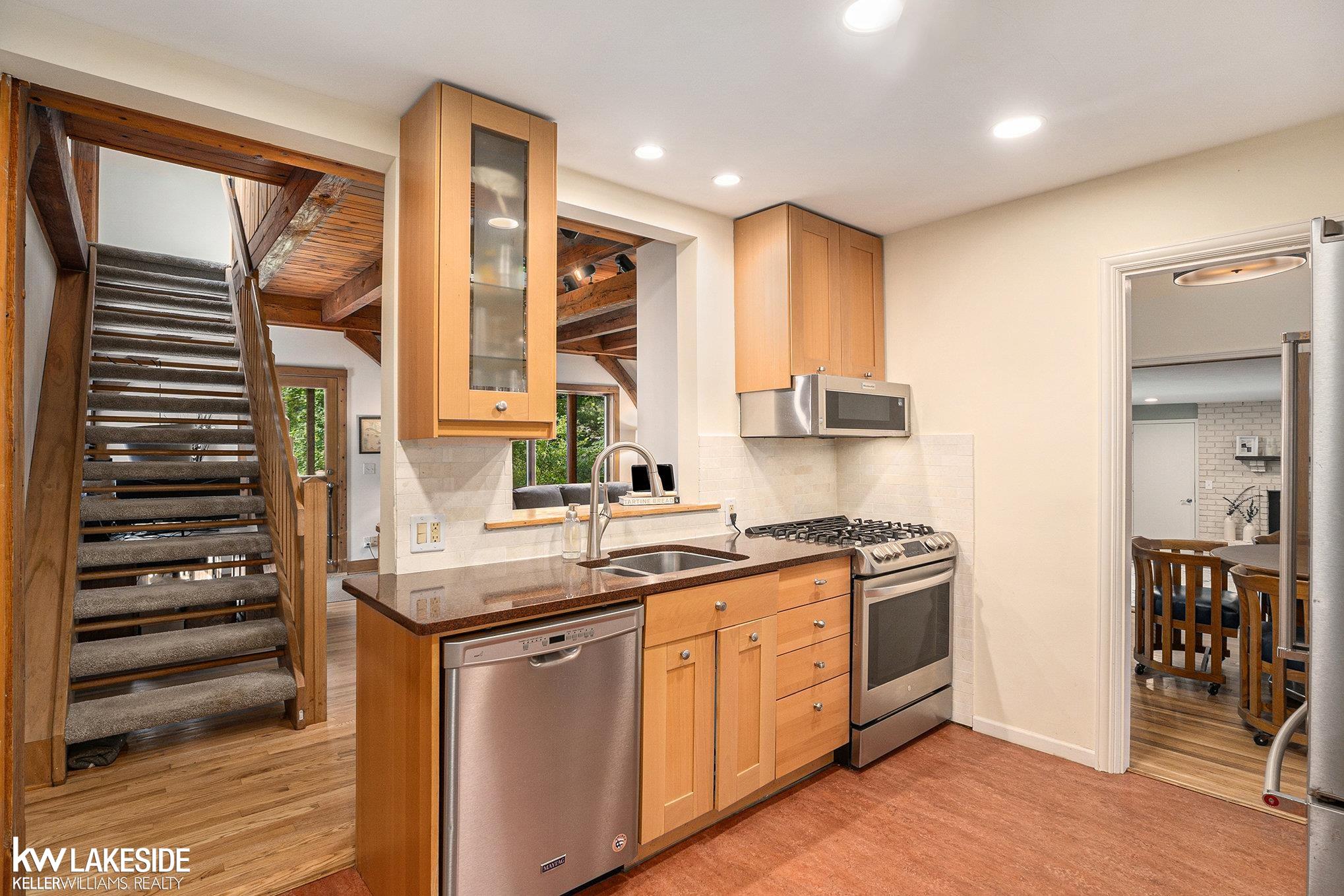 606 Robin Road Ann Arbor, MI 48103 - Photo 6 of 23 50152672-560663cf-0df2-42fc-9dda-70e4d57ae187.JPG