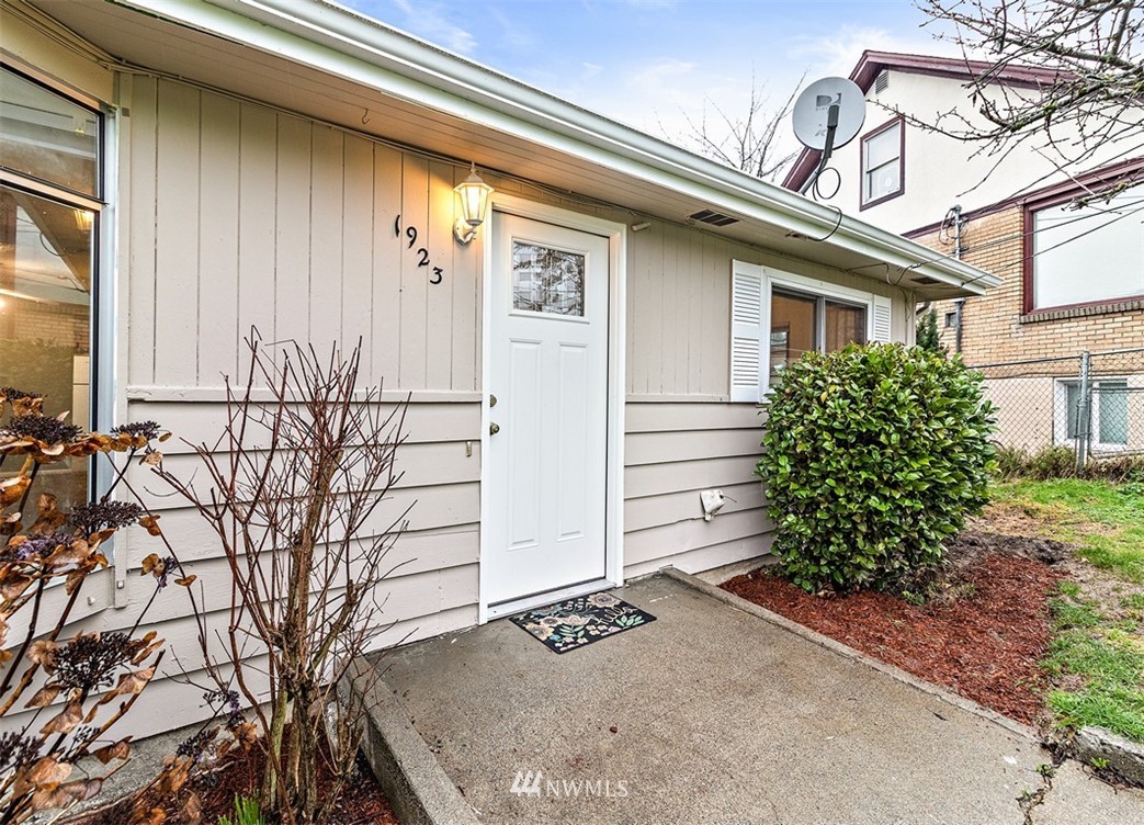 1923 Talbot Road South Renton, WA 98055 - Photo 2 of 28