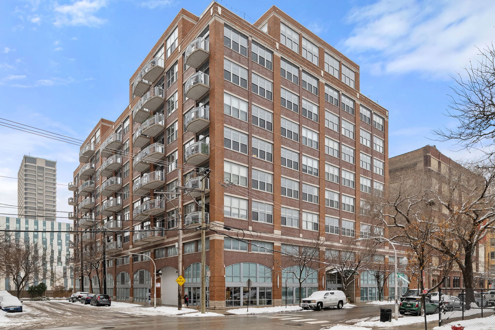 933 West Van Buren Street, Unit 508 Chicago, IL 60607 - Photo 2 of 25 a view of a tall building