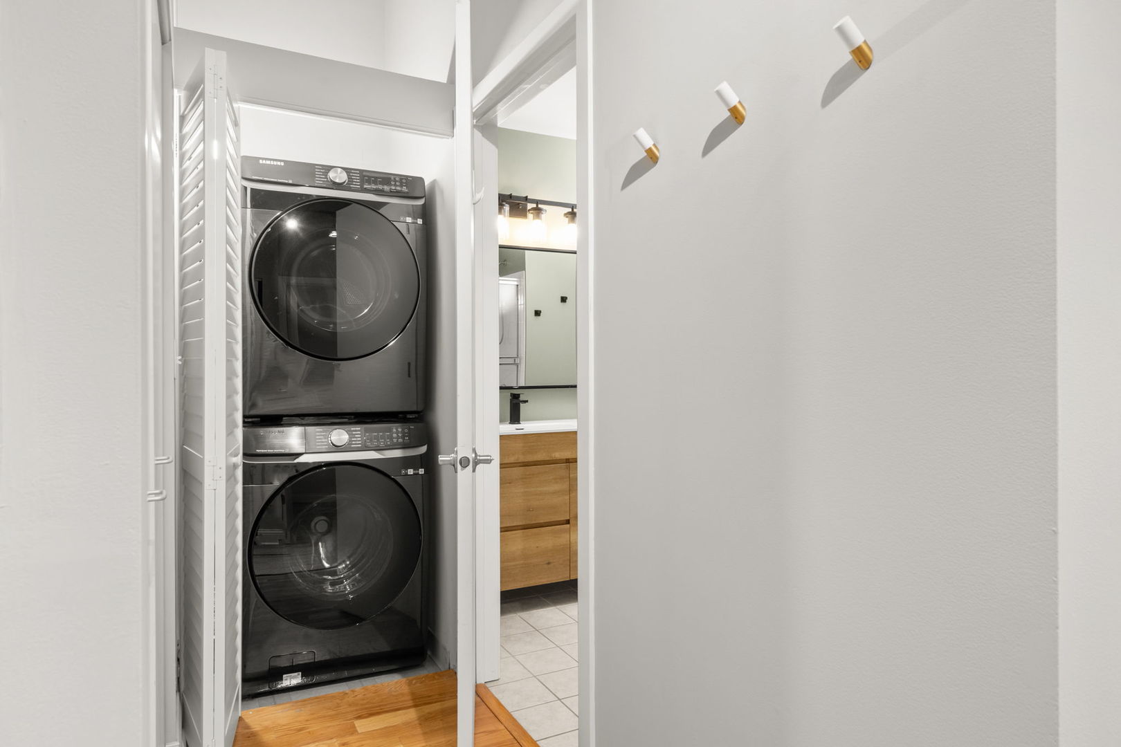 933 West Van Buren Street, Unit 508 Chicago, IL 60607 - Photo 9 of 25 a utility room with dryer and washer