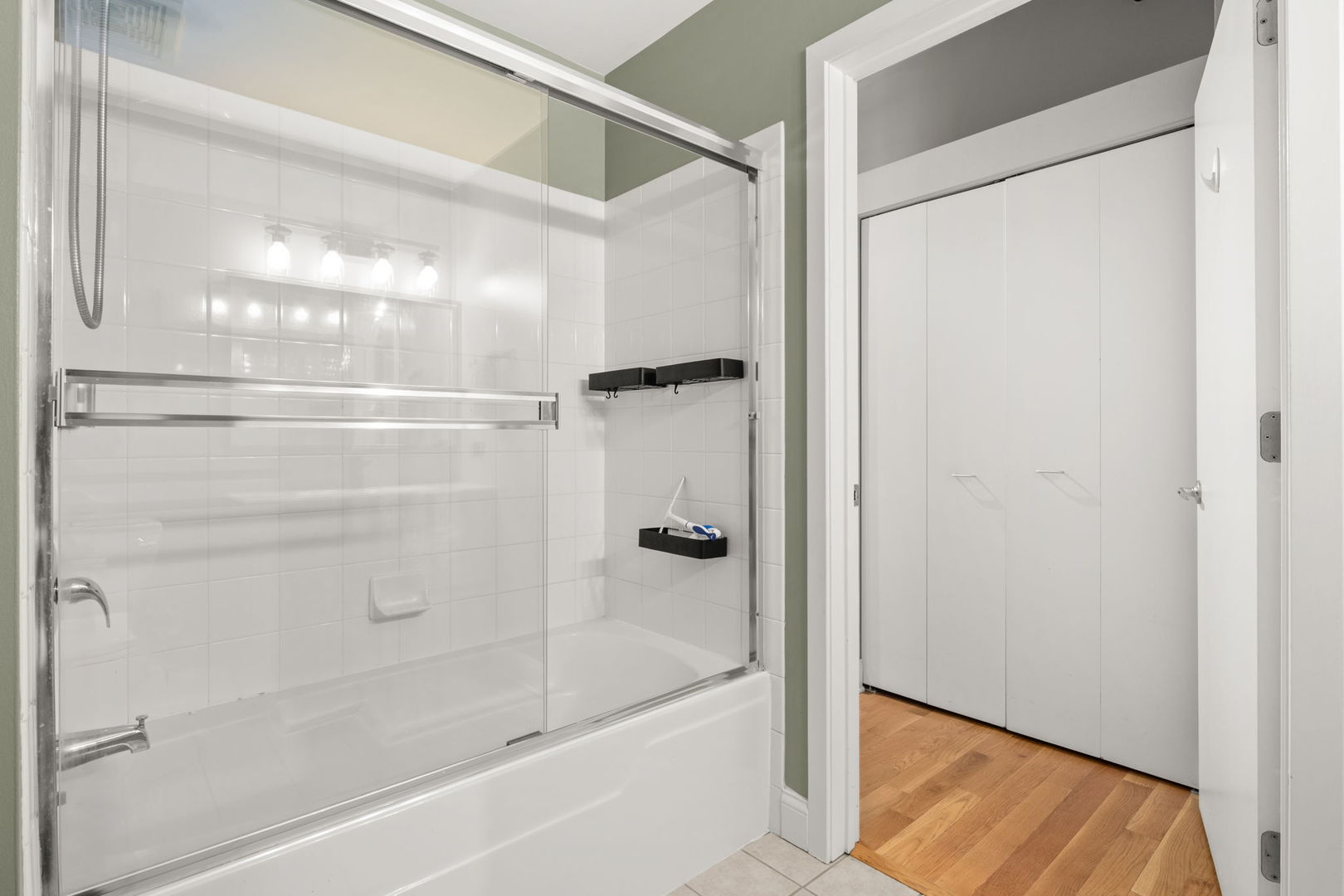 933 West Van Buren Street, Unit 508 Chicago, IL 60607 - Photo 10 of 25 a bathroom with a glass shower door