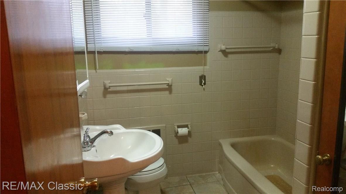 2395 Rutherford Road Bloomfield Hills, MI 48302 - Photo 8 of 10 20161126_141650.jpg