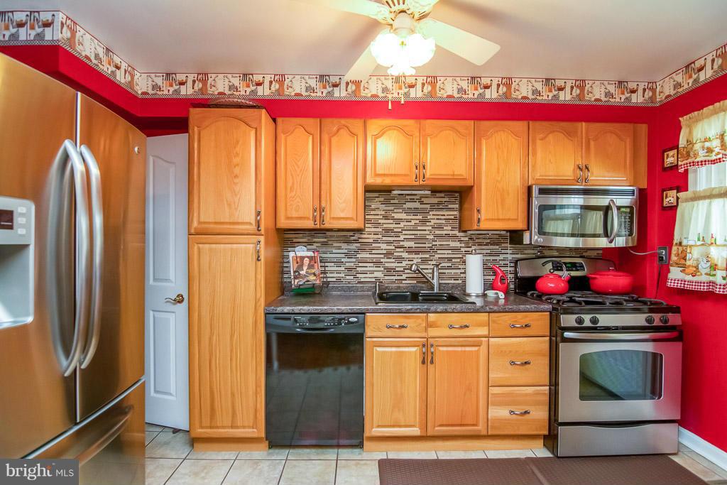 1924 Ormand Road Baltimore, MD 21222 - Photo 4 of 23 Kitchen