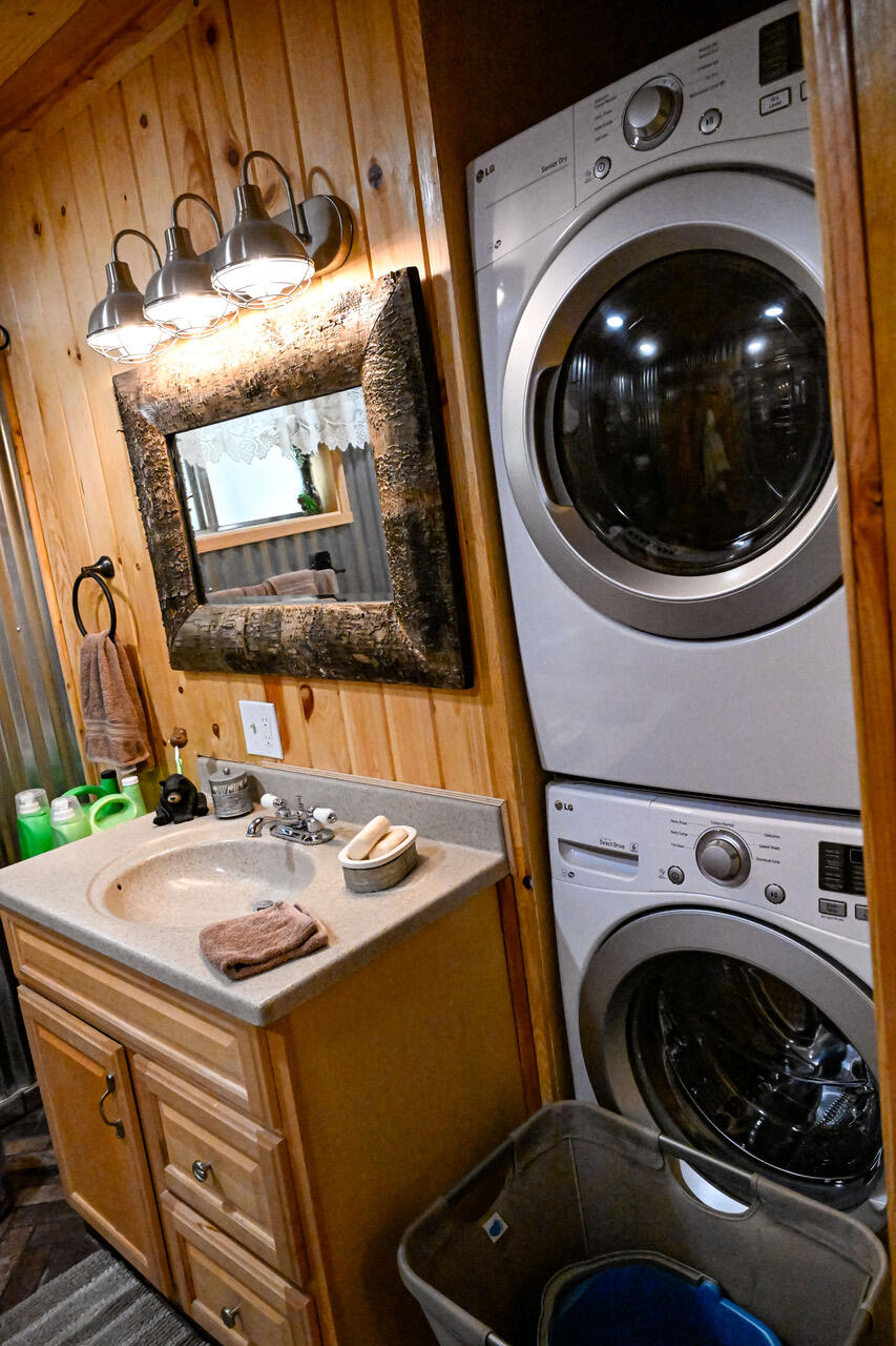 620 Loop Drive Camp Nelson, CA 93265 - Photo 28 of 44 Main bath/Laundry