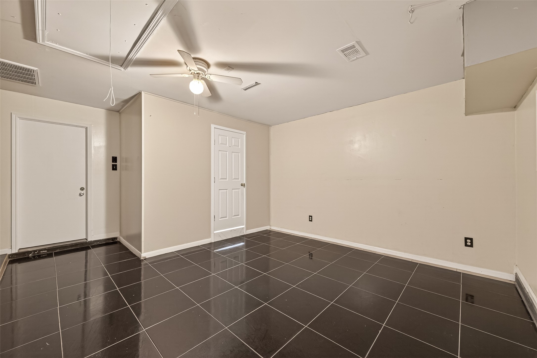 19322 Dawn Canyon Road Houston, TX 77084 - Photo 23 of 37 Garage converted bedroom with a full bathroom.
