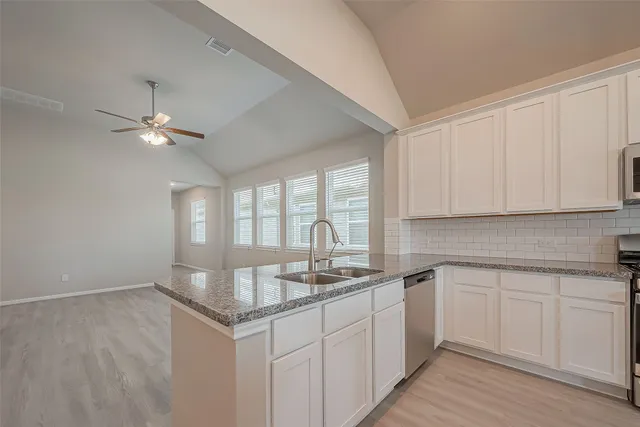 $2,200 | 1091 Lily Lane, Bellville, TX 77418