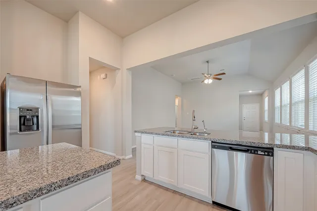 $2,200 | 1091 Lily Lane, Bellville, TX 77418