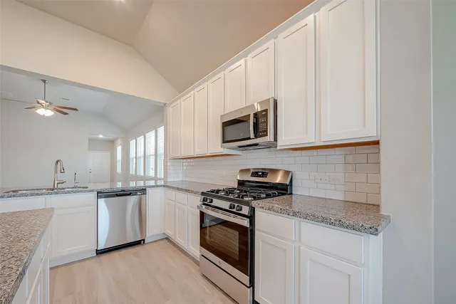 $2,200 | 1091 Lily Lane, Bellville, TX 77418