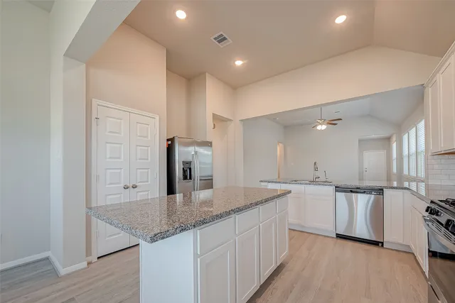 $2,200 | 1091 Lily Lane, Bellville, TX 77418