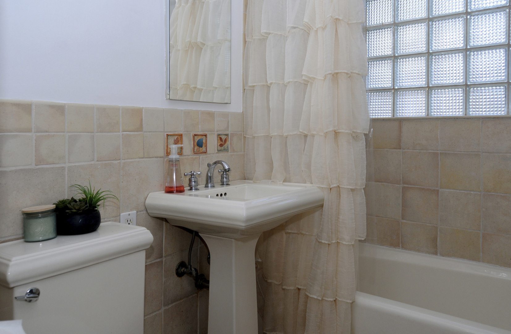 9038 South Forestview Drive North Riverside, IL 60546 - Photo 17 of 24 a bathroom with a sink and a bathtub