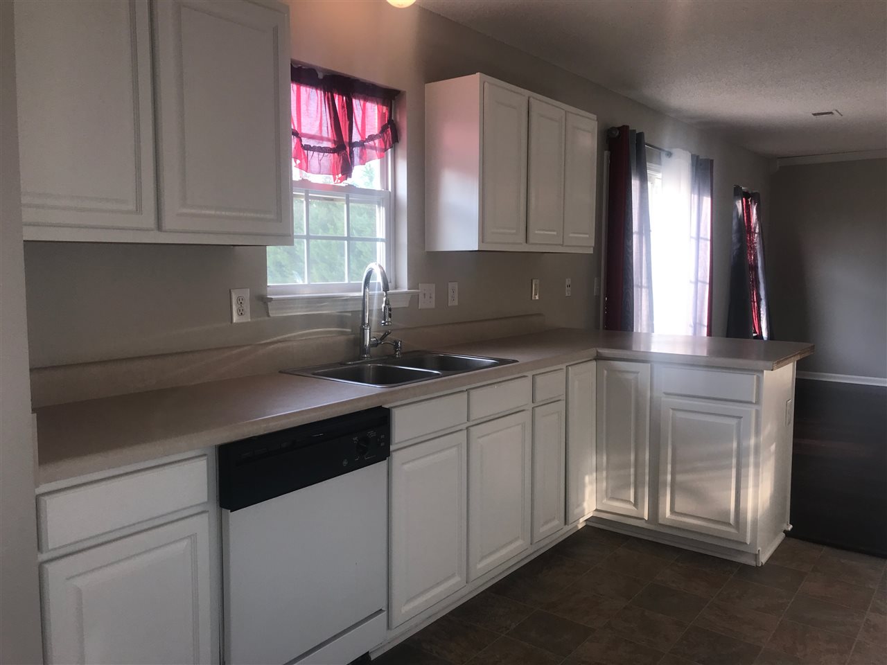 103 Wofford Road Taylors, SC 29687 - Photo 4 of 36 Gallery Image 4