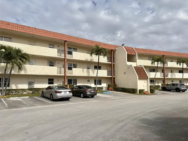 $3,000 | 271 South Hollybrook Drive, Unit 205, Pembroke Pines, FL 33025