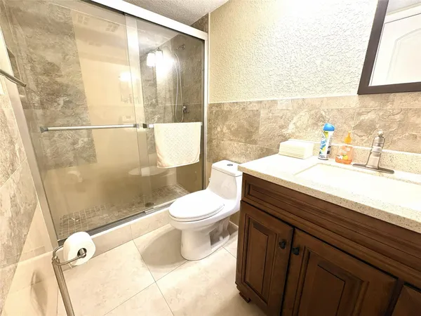 $3,000 | 271 South Hollybrook Drive, Unit 205, Pembroke Pines, FL 33025