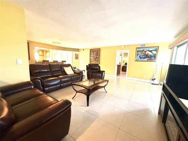 $3,000 | 271 South Hollybrook Drive, Unit 205, Pembroke Pines, FL 33025