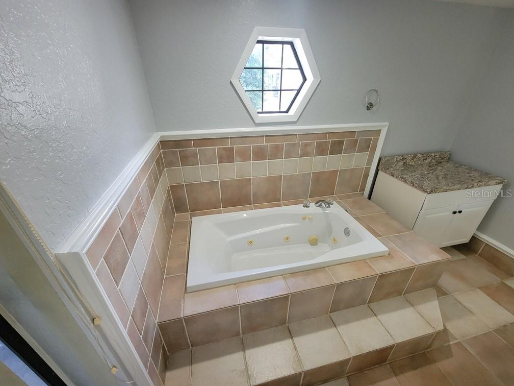 11633 Fox Run Port Richey, FL 34668 - Photo 17 of 33 a bathroom with a bathtub and a window