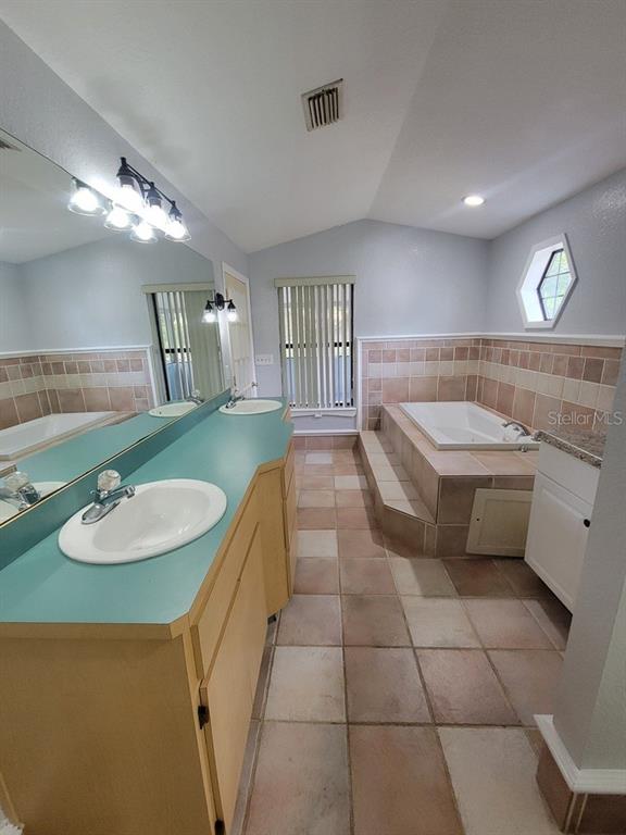 11633 Fox Run Port Richey, FL 34668 - Photo 19 of 33 a bathroom with a sink a toilet a mirror and bathtub