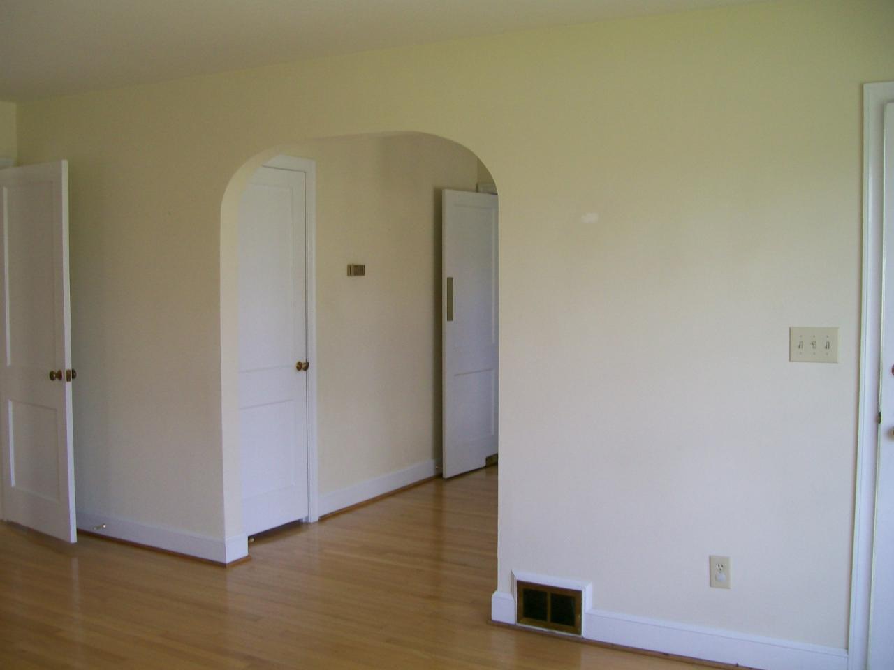 2341 York Road Southwest Roanoke, VA 24015 - Photo 3 of 10 Living Room
