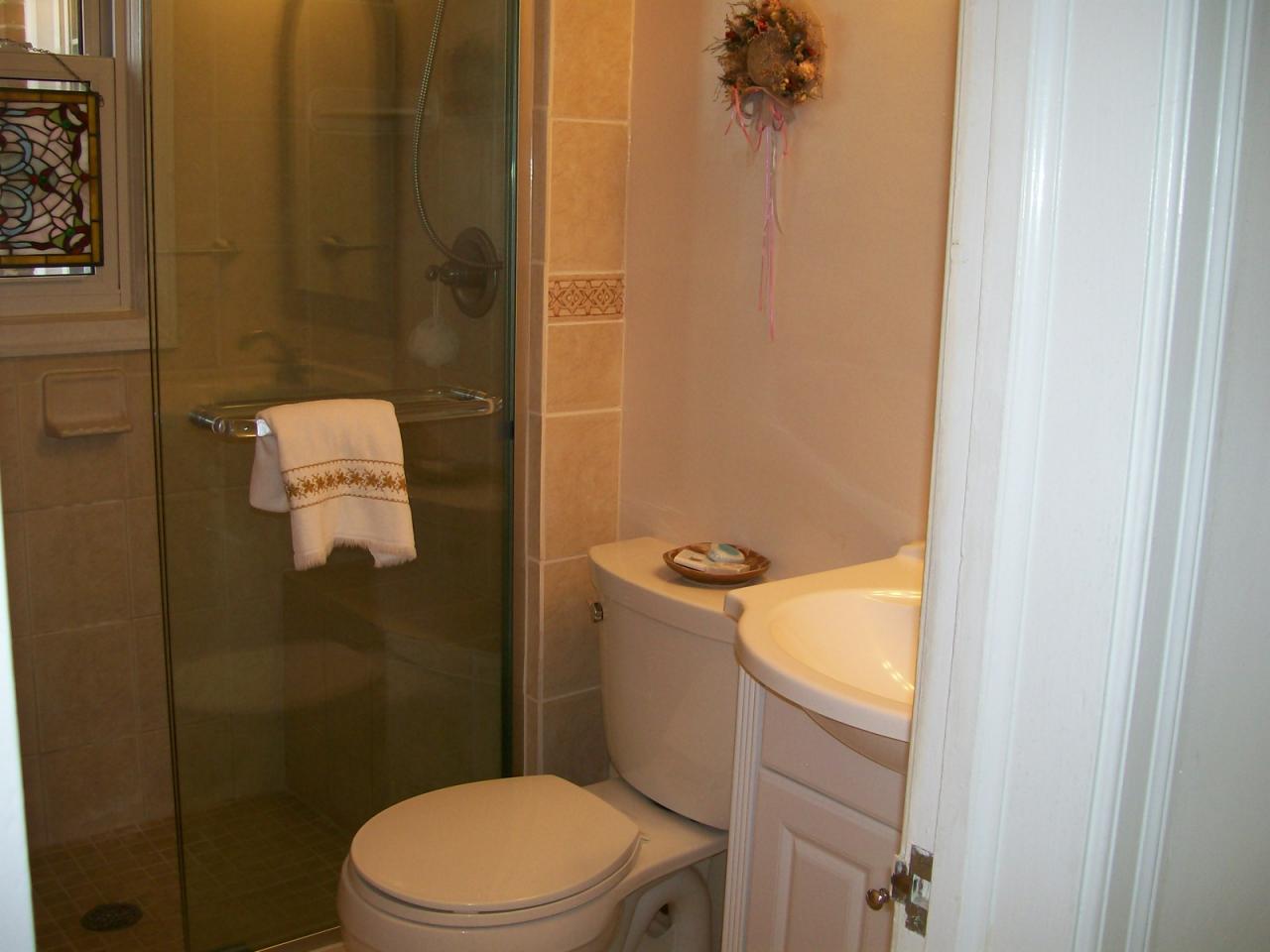 2341 York Road Southwest Roanoke, VA 24015 - Photo 5 of 10 Full Bath