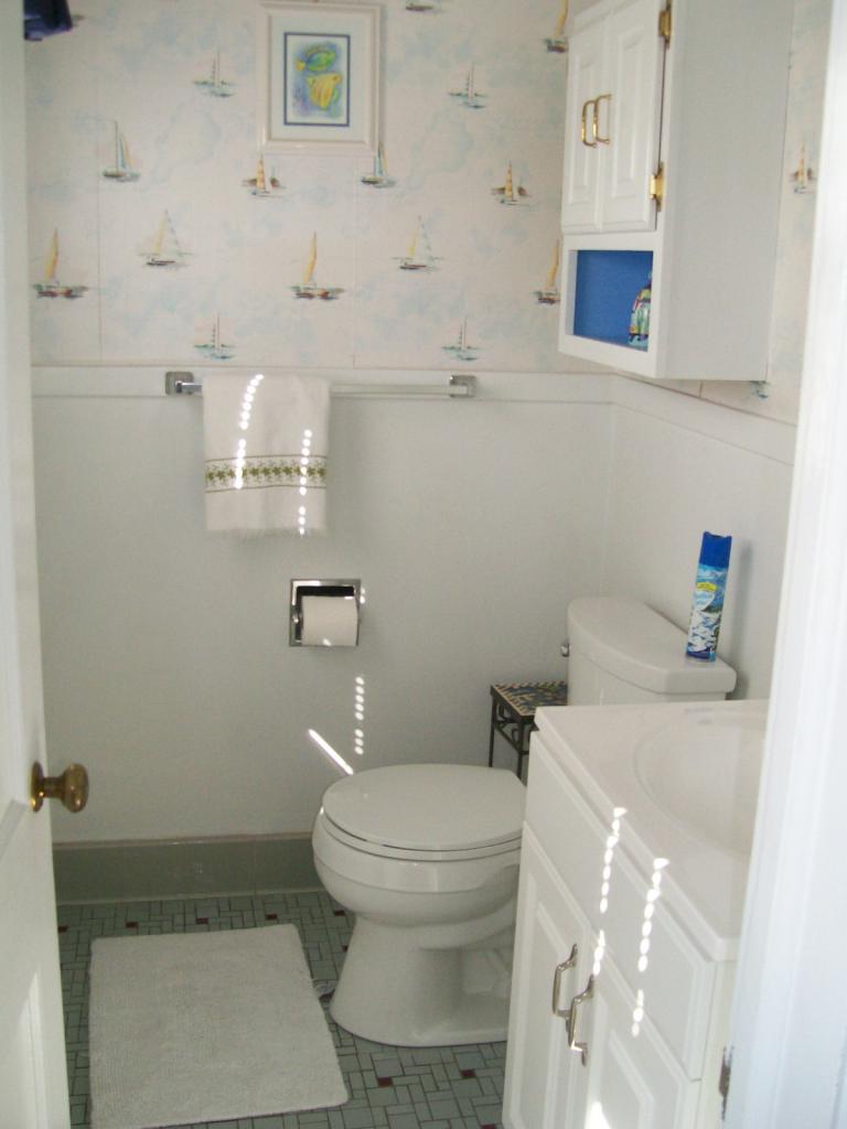 2341 York Road Southwest Roanoke, VA 24015 - Photo 6 of 10 half bath
