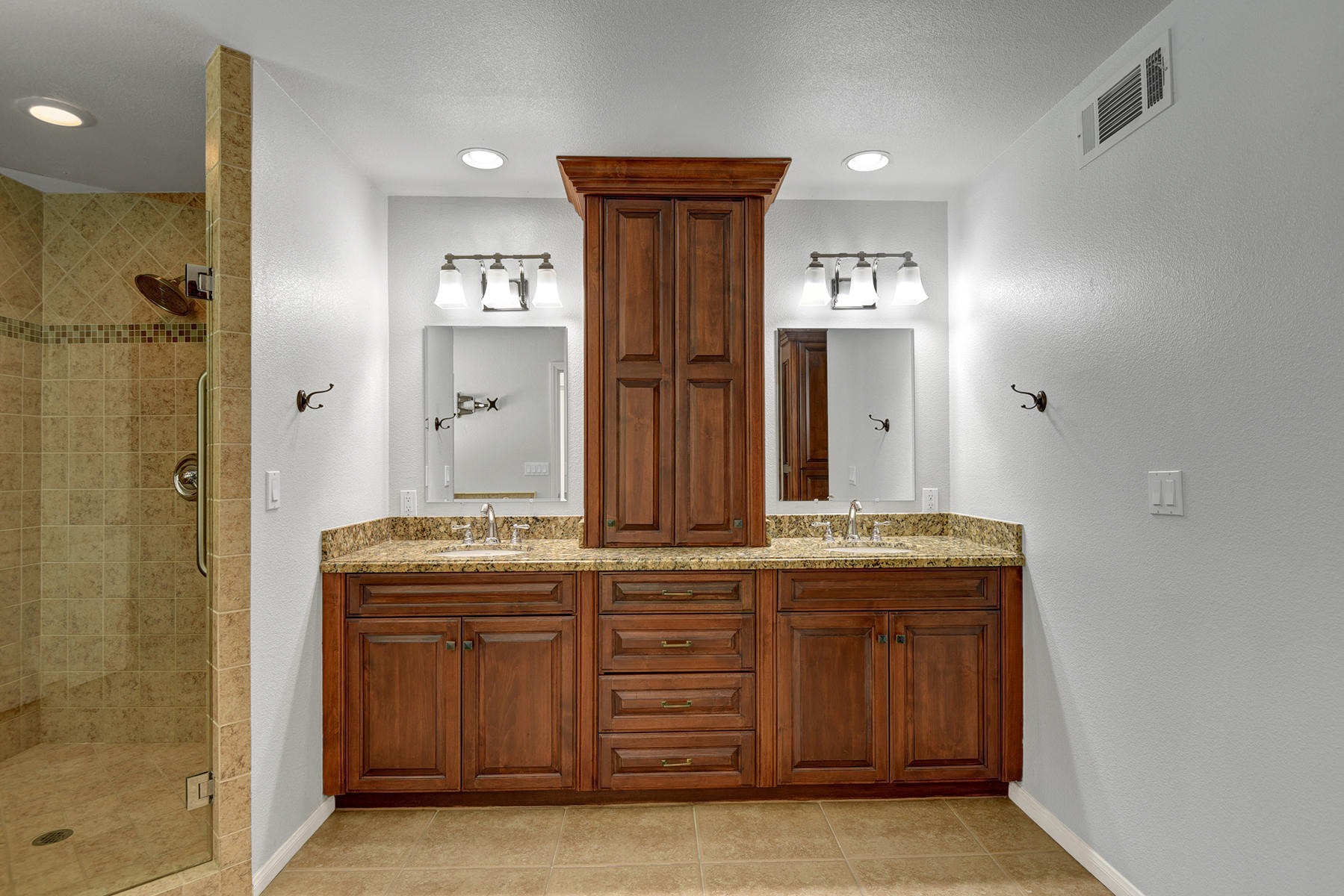71401 Gardess Road Rancho Mirage, CA 92270 - Photo 22 of 37 044 PRIMARY BATHROOM VANITY MLS
