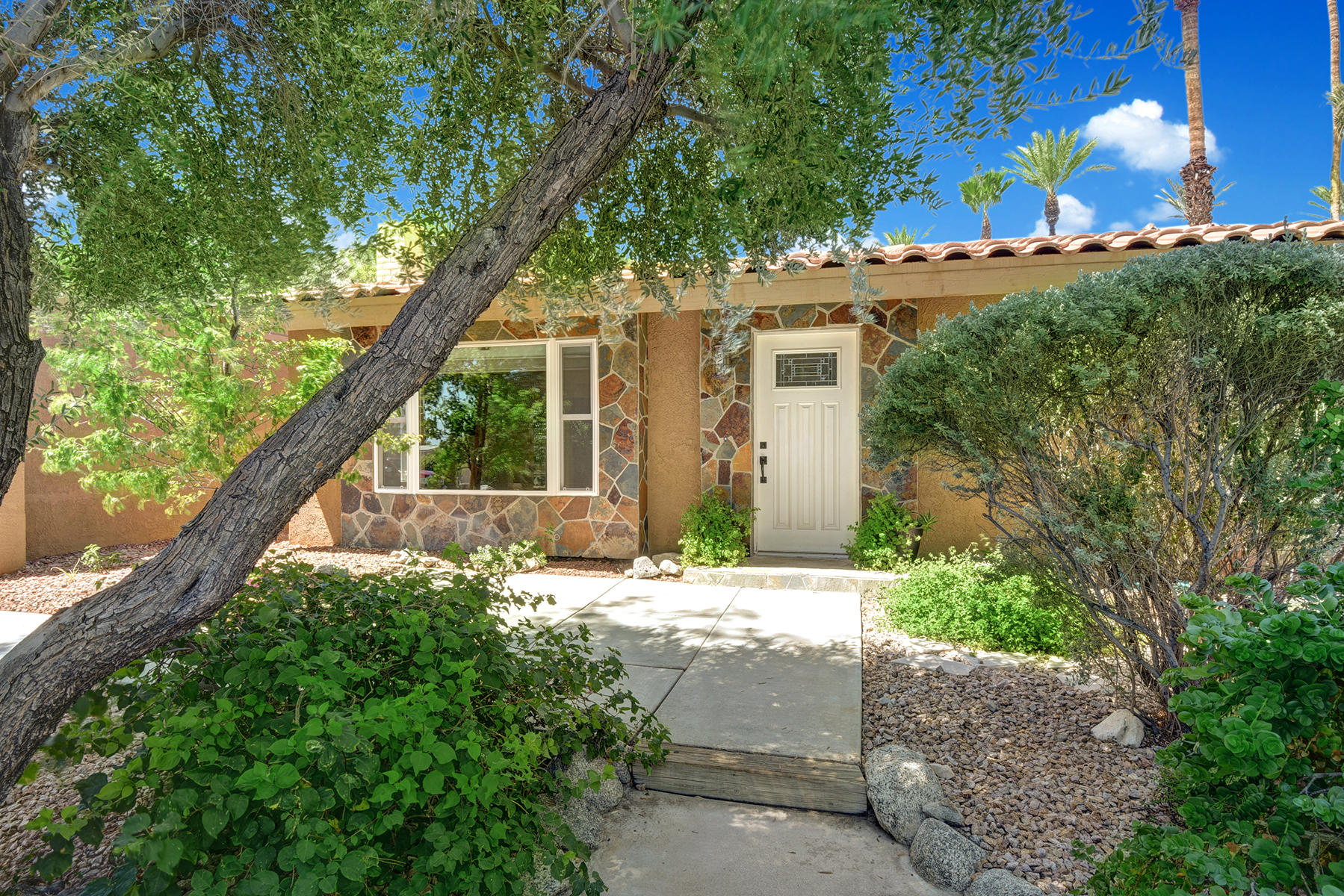 71401 Gardess Road Rancho Mirage, CA 92270 - Photo 5 of 37 009 FRONT ENTRY WALK MLS