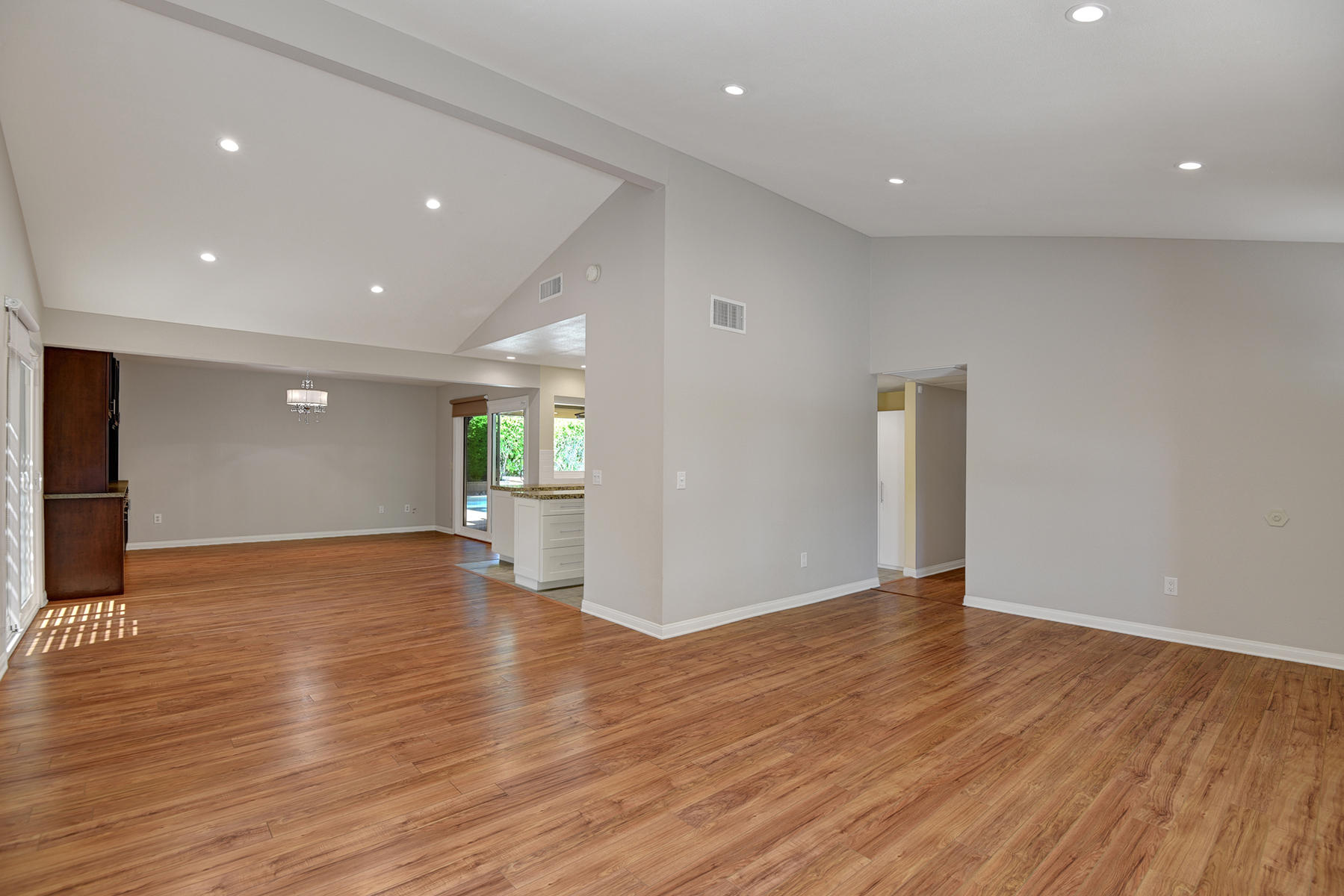 71401 Gardess Road Rancho Mirage, CA 92270 - Photo 9 of 37 013 LIVING ROOM ANGLED TO DINING ROOM AN