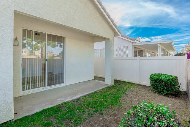 a view of an house with backyard and garden