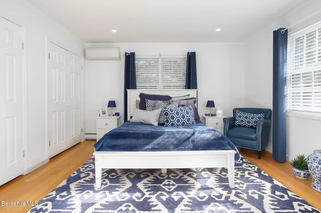 a bed room with a bed and a closet