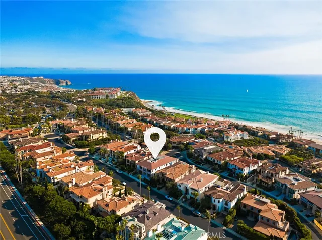 a view of a bunch of residential houses with outdoor space