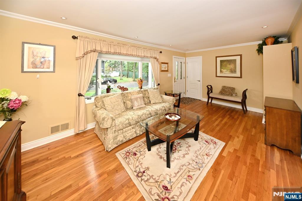 393 Gregory Road Paramus, NJ 07652 - Photo 7 of 29 Gallery Image 7