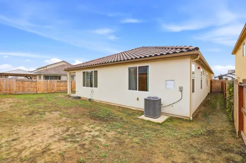 a view of a house with backyard and garden