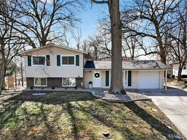 $349,900 | 10 Barbre Court, Webster Groves, MO 63119