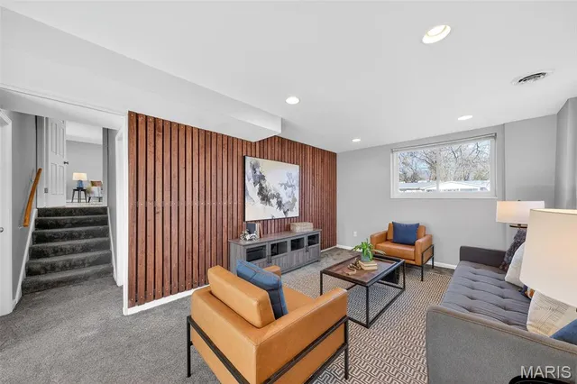 $349,900 | 10 Barbre Court, Webster Groves, MO 63119