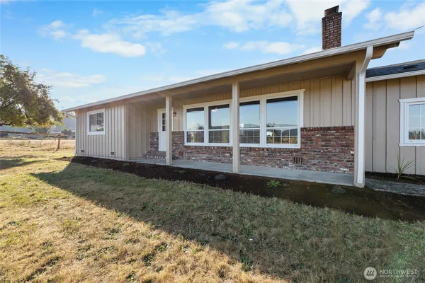 a view of a house with backyard and garden