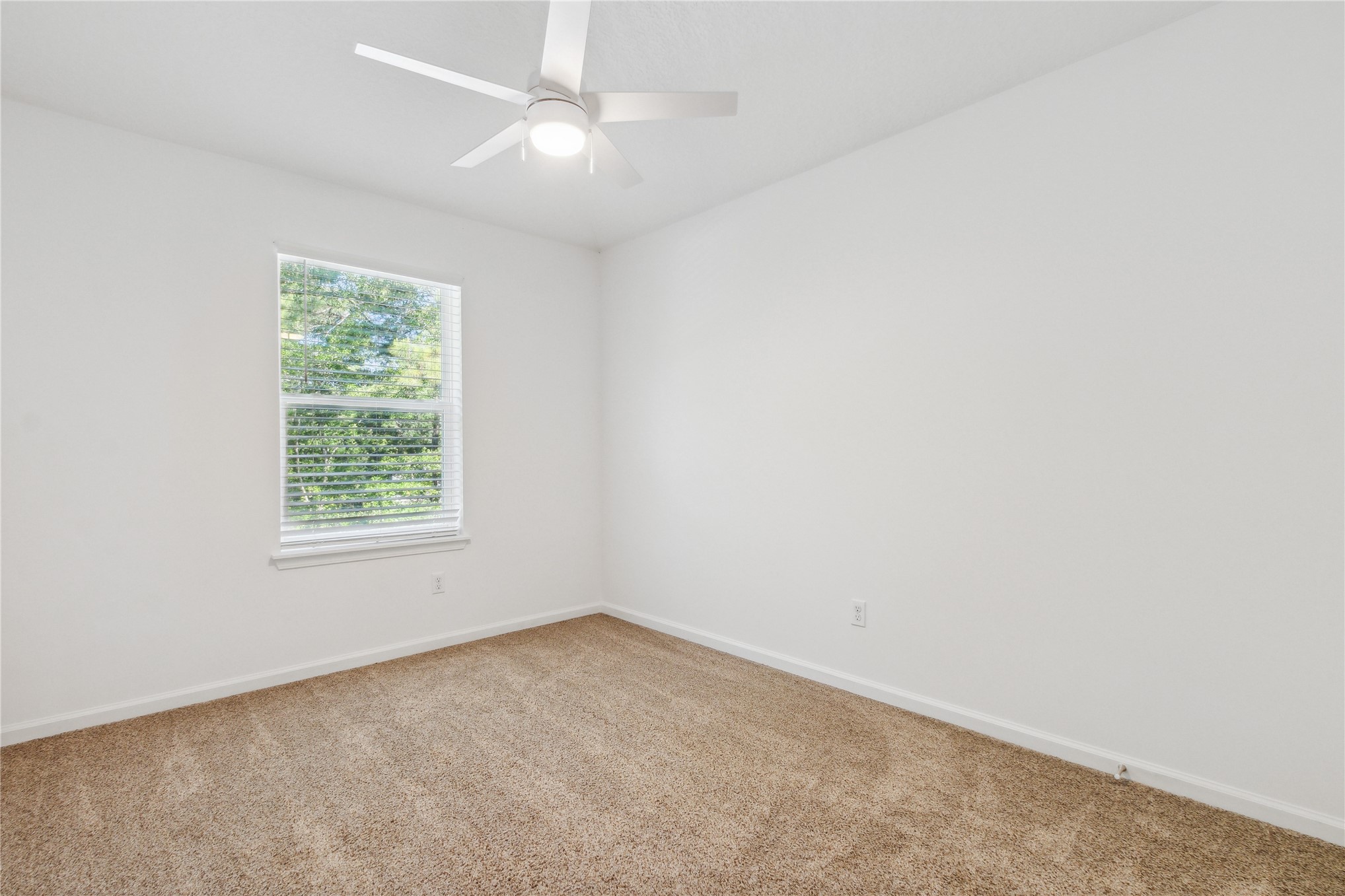 87279 Lents Road Yulee, FL 32097 - Photo 32 of 40 an empty room with a window and a fan