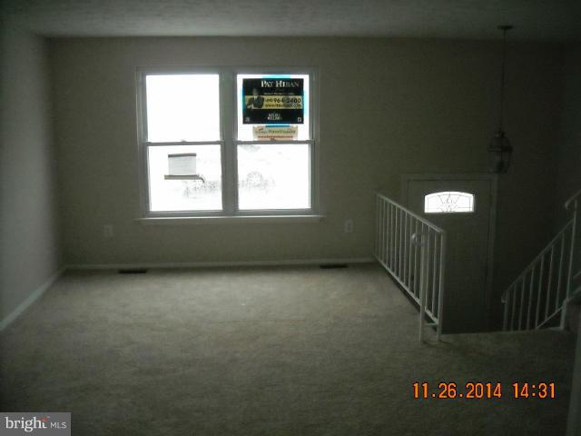 4007 Issacs Road Baltimore, MD 21220 - Photo 4 of 16 Living Room