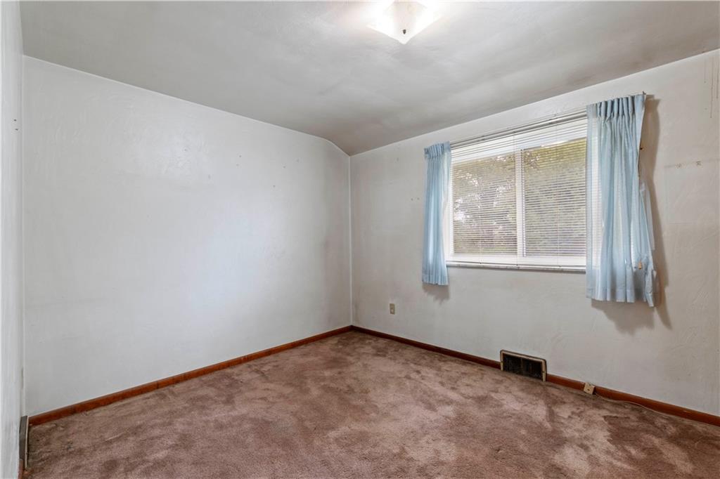 461 Eicher Road Pittsburgh, PA 15237 - Photo 16 of 28 an empty room with a window