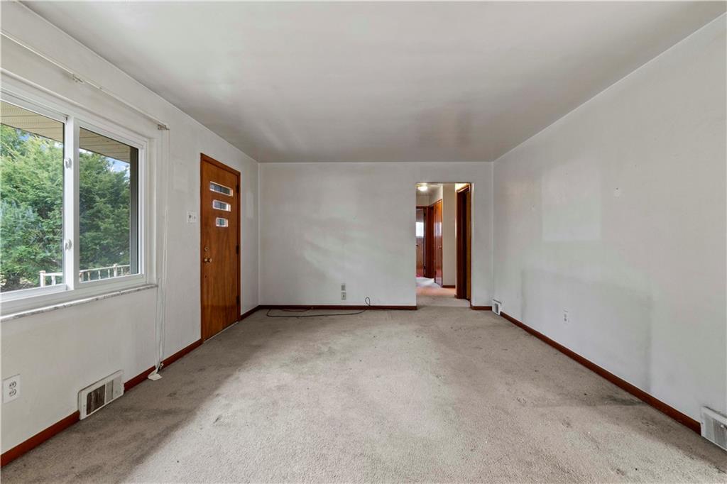 461 Eicher Road Pittsburgh, PA 15237 - Photo 7 of 28 an empty room with windows